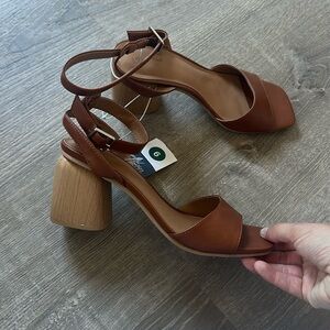 NWT Women’s Block Heeled Sandals